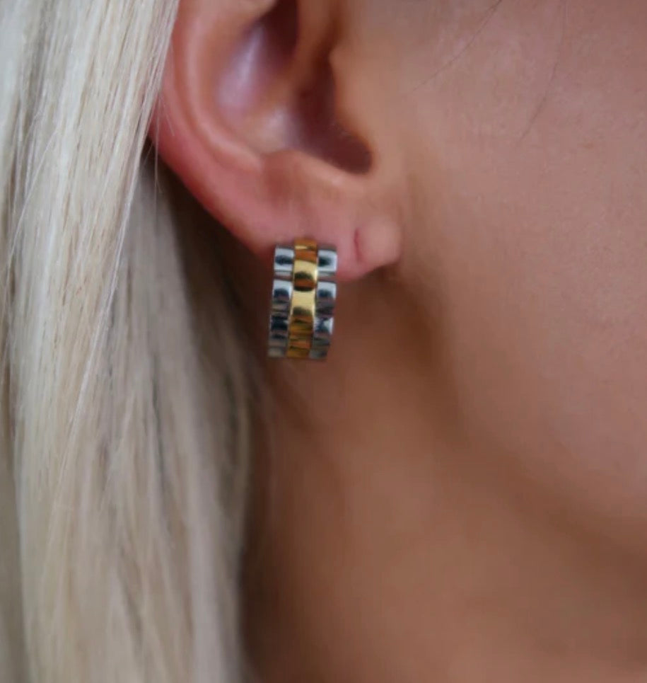 TWO-TONED ROLLY HUGGIE EARRING