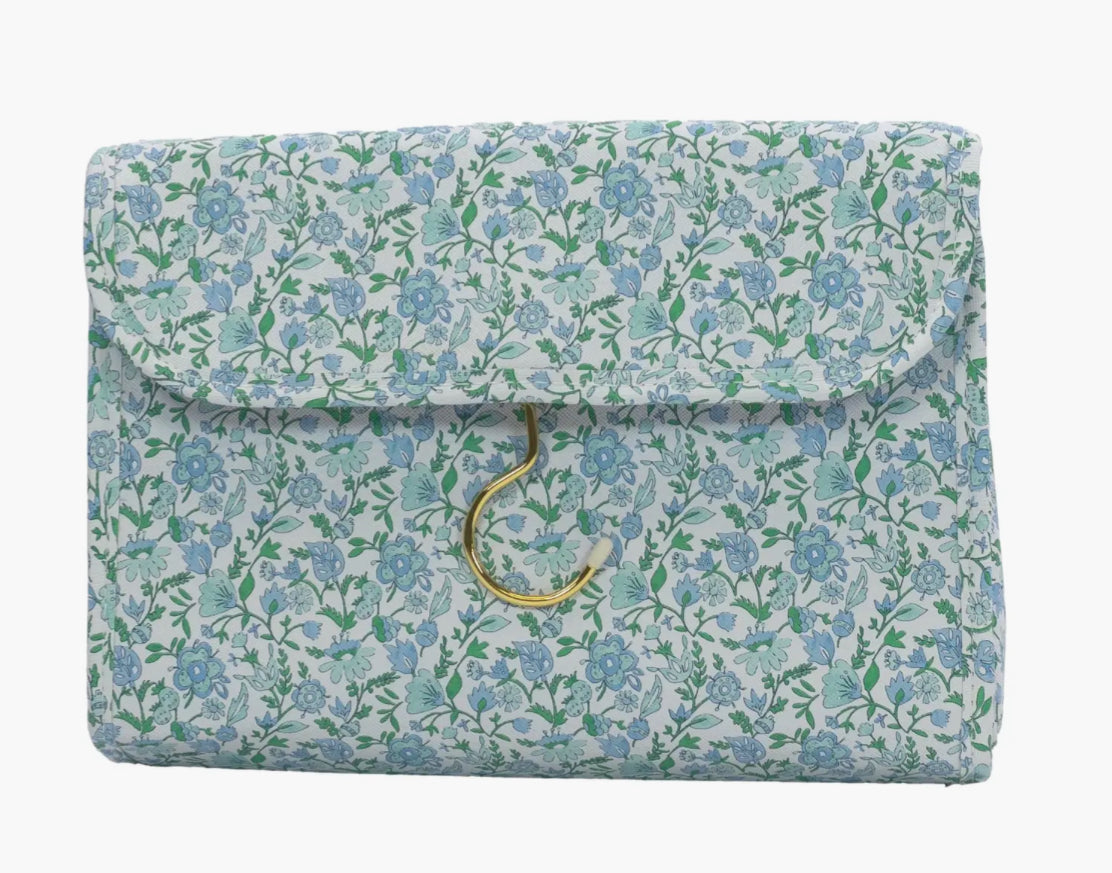 Luxe Hamptons Hanging Tolietry Bag